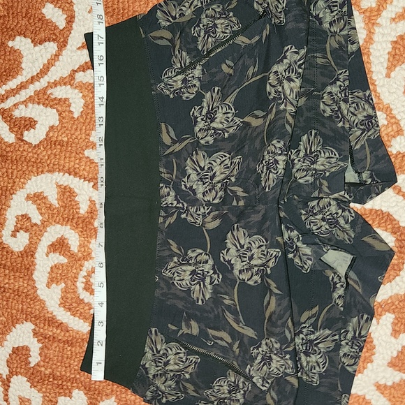 Athleta Trekkie North Printed short size 14 - Picture 8 of 10